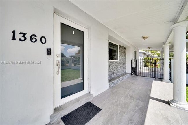 Building Photo - 1360 W 4th Ln
