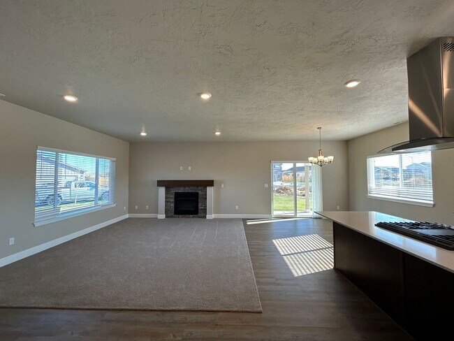 Foto del edificio - Brand New 4 Bedroom Home in Willowbrook Co...