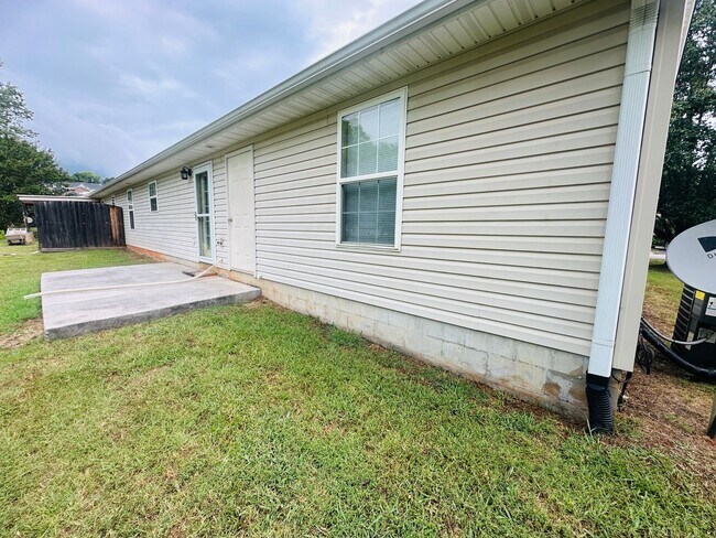 Foto del edificio - 3 bedroom, 2 bath w/ 2-car garage convenient to Sevier, Knox & Jefferson Counties - available now