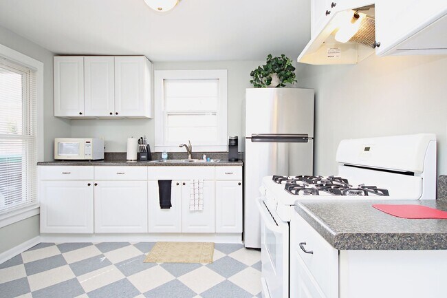 Foto del edificio - Fully Furnished, Short Term Downtown Home