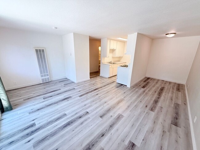 Building Photo - Pet Friendly 1 bed 1 bath apartment for re...