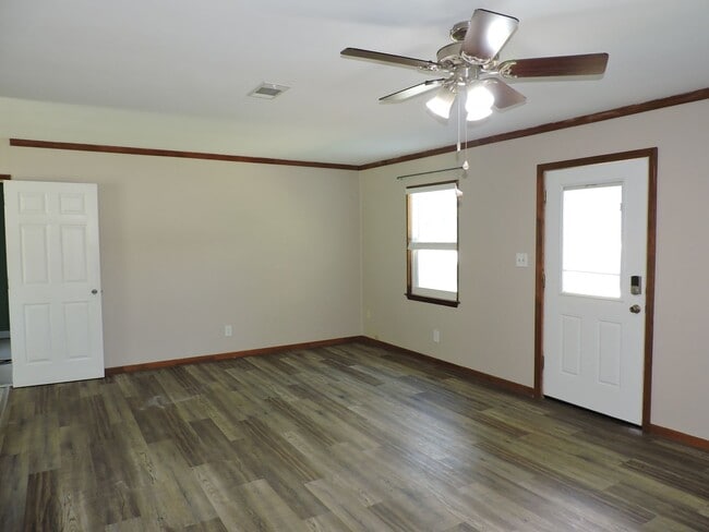Building Photo - Convenient to schools, shopping & interstate.