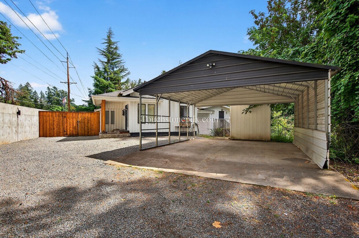 Foto principal - 4.5 Acre Dream Home in Oregon City Awaits