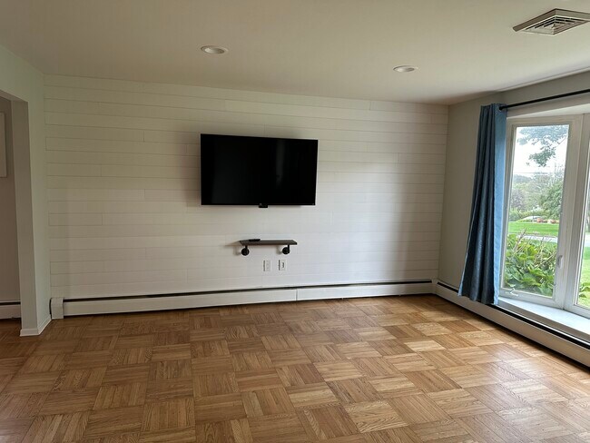 Foto del edificio - 1320 Green Tree Ln