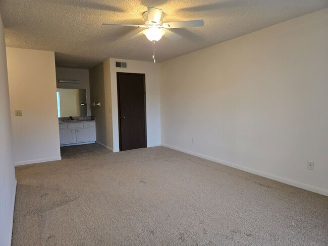 Building Photo - Spacious 1 Bedroom, 1.5 Bath Townhouse – M...