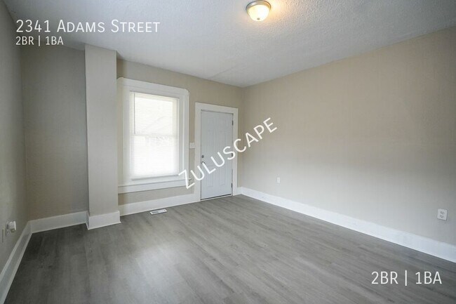 Foto del edificio - 2341 E Adams St