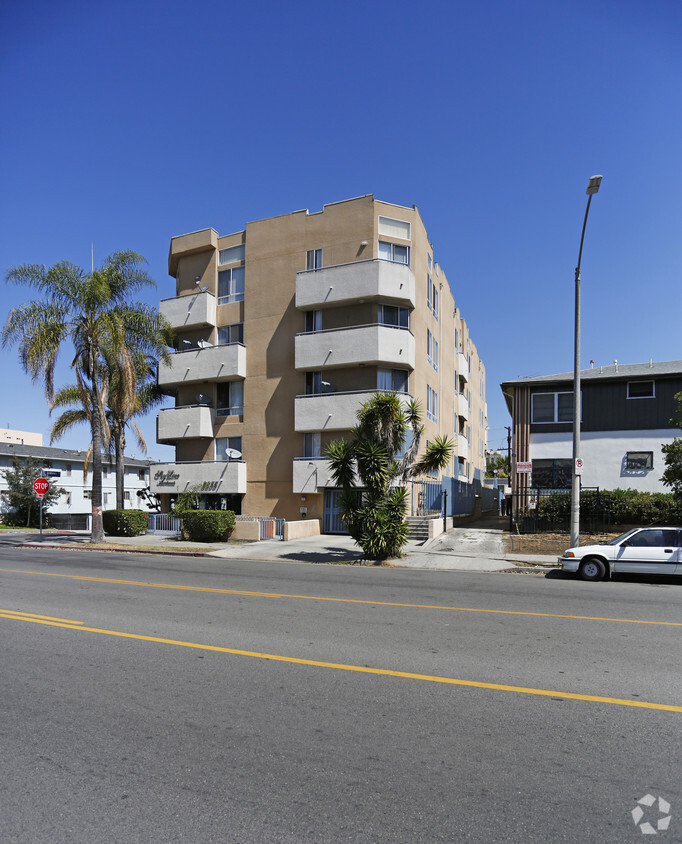 Primary Photo - Skyline Apartments