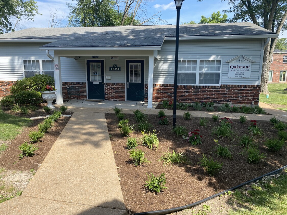 Primary Photo - Oakmont Townhomes