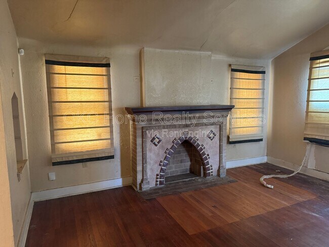 Building Photo - 2225 Glen Ellyn St