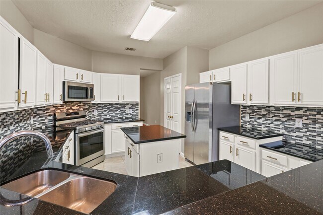 Foto del edificio - 10807 Oak Bayou Ln