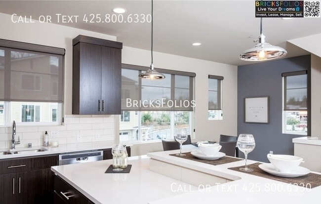 Building Photo - STYLISH TOWNHOME FOR RENT IN RENTON!