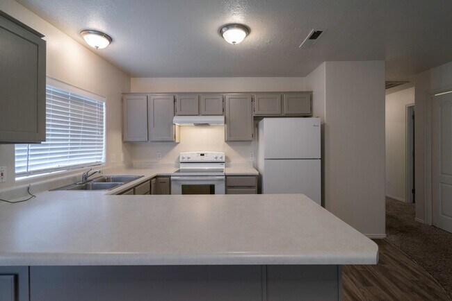 Building Photo - Cozy 3 Bedroom 2 bathroom home located nea...
