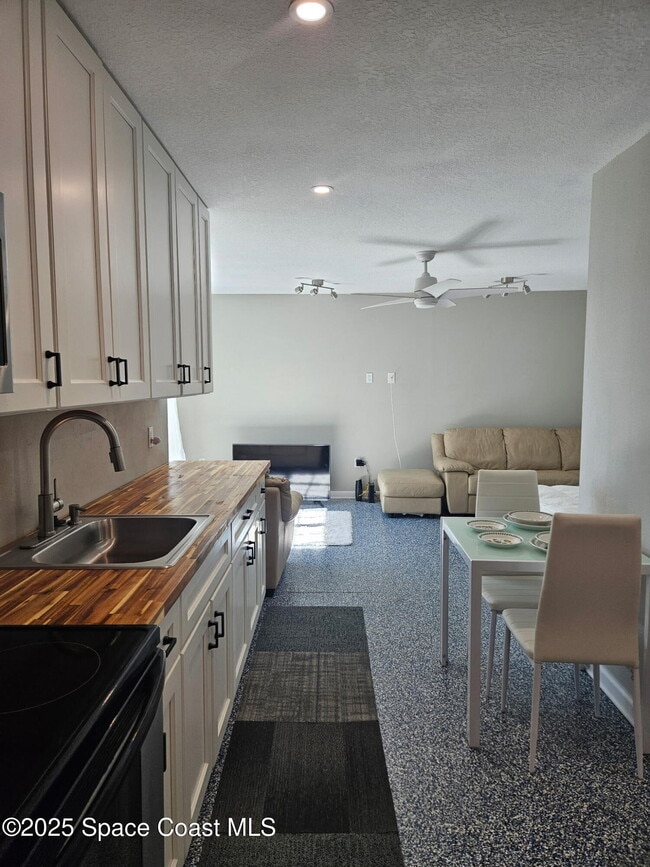 Building Photo - 390 W Cocoa Beach Causeway