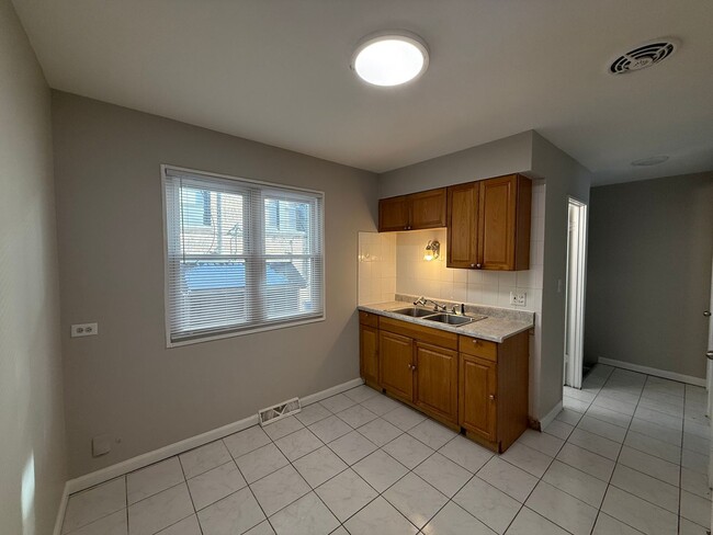 Foto del edificio - Albany Park 2 Bedroom 1 1/2 Bath 2 Story T...