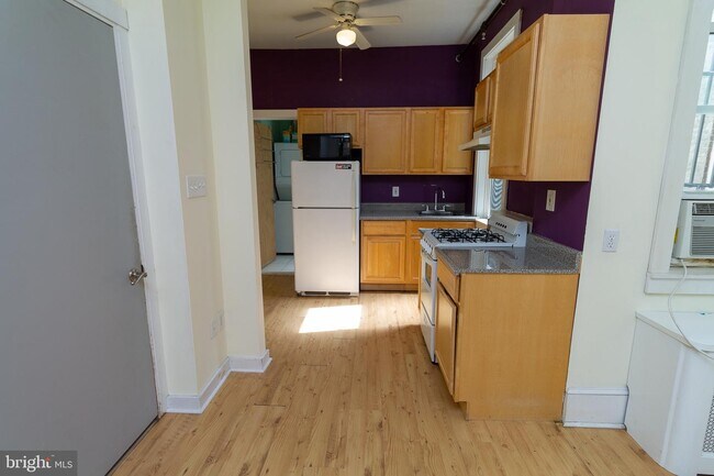 Building Photo - 3853 Lancaster Ave