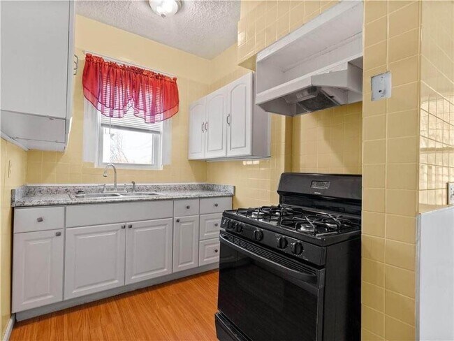 Building Photo - 131-133 Lenox Ave