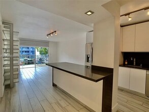 Building Photo - 9360 Fontainebleau Blvd