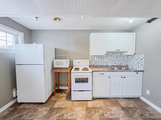 Building Photo - Bright & Spacious Basement Apartment! (2+Den, 1 Bath)