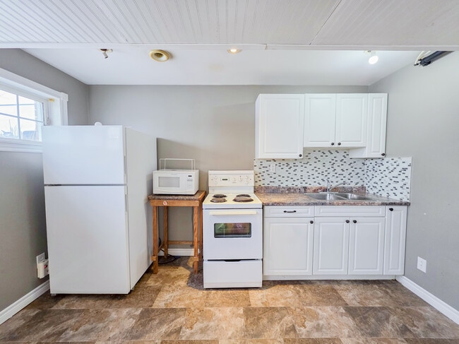 Photo du bâtiment - Bright & Spacious Basement Apartment! (2+Den, 1 Bath)