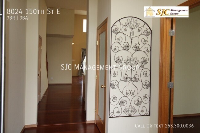 Building Photo - Three bedroom 2.5 bath with bonus space an...