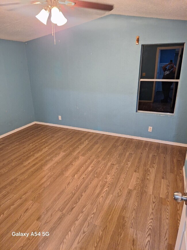 Foto del edificio - 14063 Bradley Rd