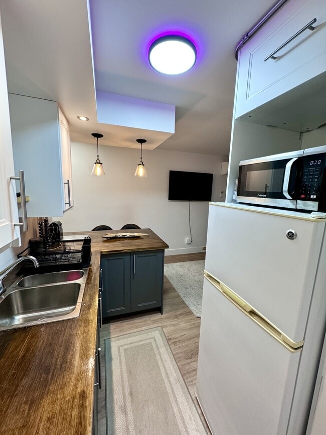 Building Photo - 1030 Lillian Ave