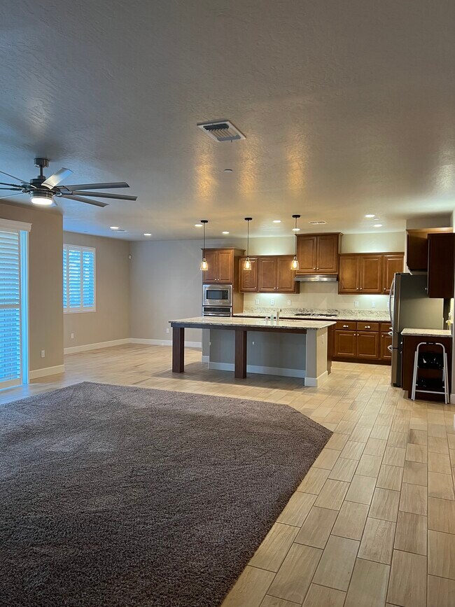 Building Photo - 1082 W Quail Rock Way