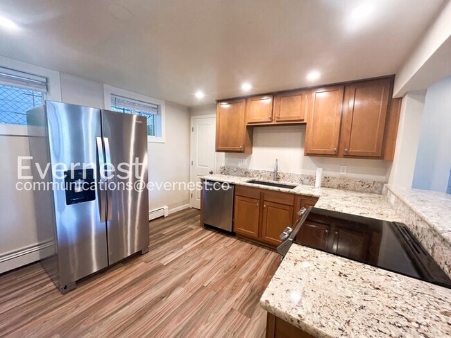 Building Photo - 705 Custer Ave