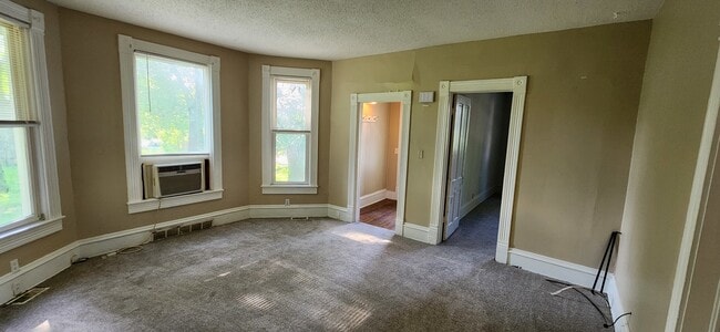 Building Photo - 814 13th Ave S