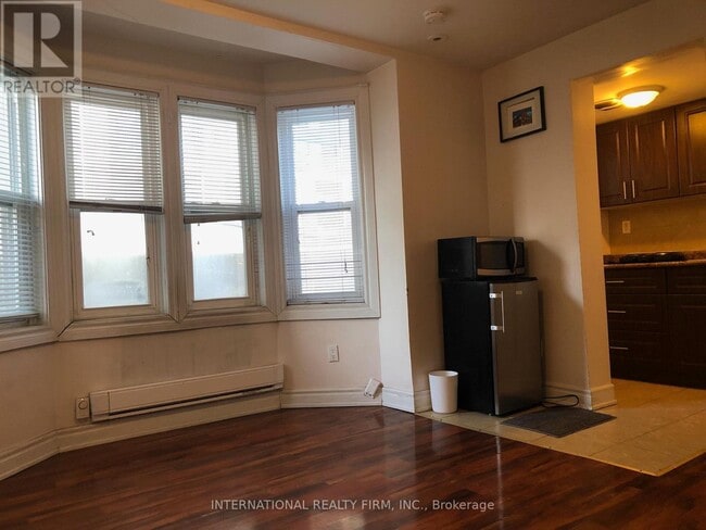 Building Photo - 197 Dundas St E