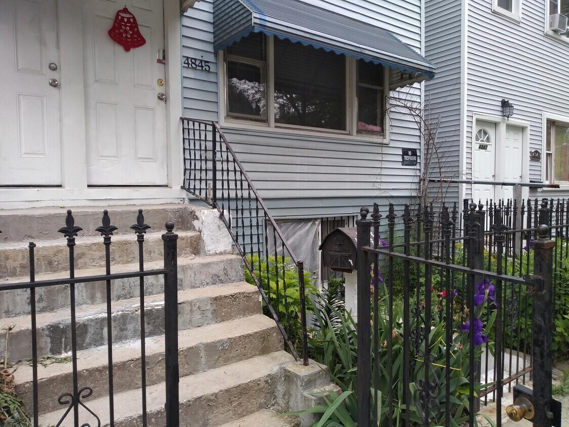Primary Photo - 4845 S Elizabeth St
