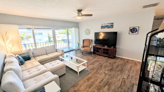 Building Photo - Annual furnished/Seasonal/short term 2 bedroom 1 1/2 bath top floor, renovated condo near Siesta ...