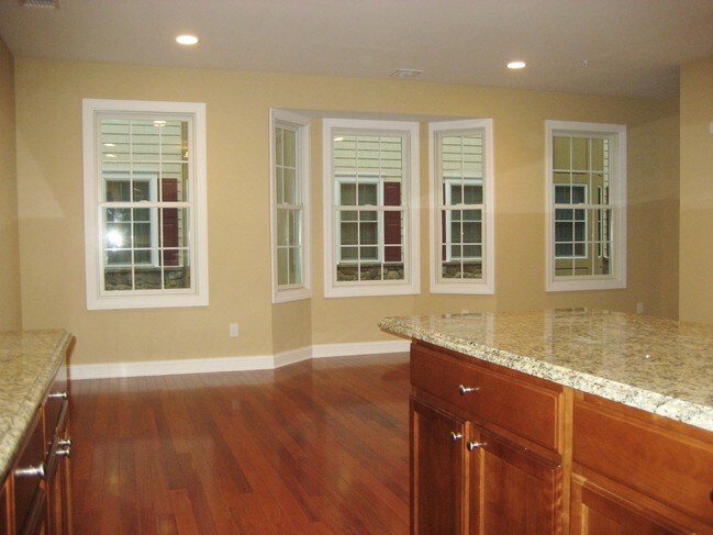 Foto del edificio - 330 Maple Ave