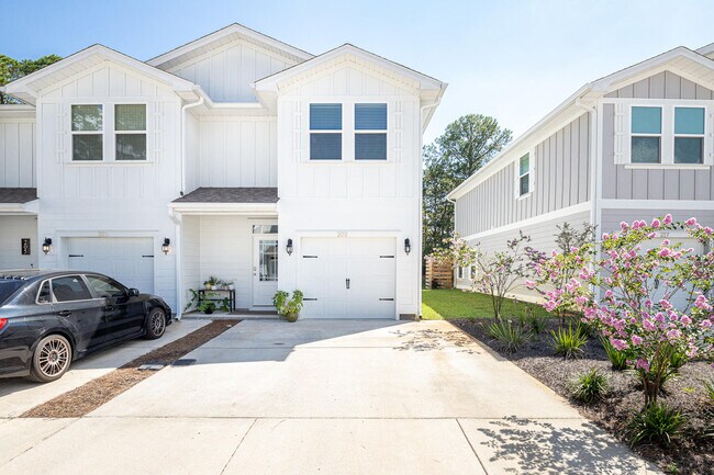 Building Photo - 209 Sandhill Pines Dr
