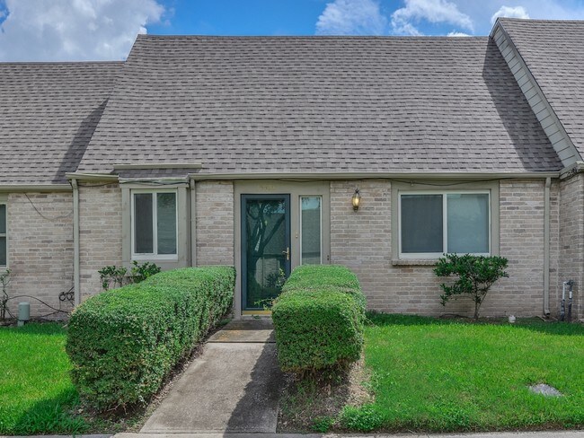 Building Photo - 2136 Greenbriar Colony Dr