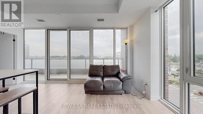 Photo du bâtiment - 215-215 Lakeshore Rd W