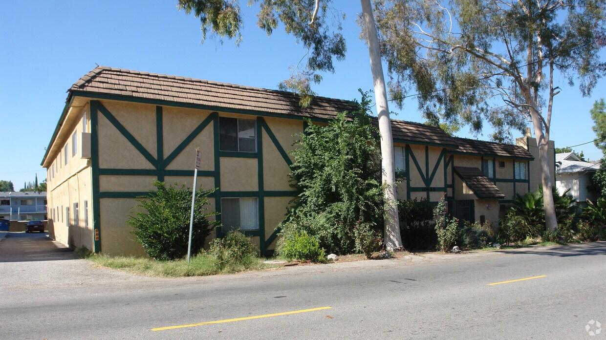 Foto del edificio - 10635 Sherman Grove