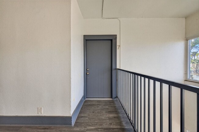 Building Photo - 2212 Myrtle Ave