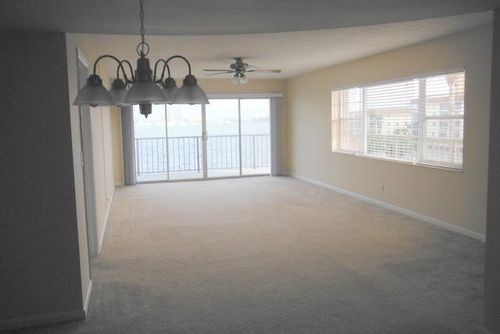 Building Photo - 3040 Lake Shore Dr