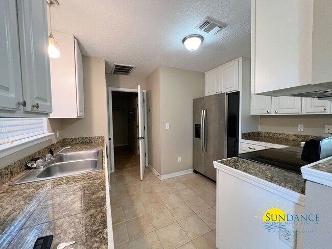 Foto del edificio - Charming 3-Bedroom Home with Solar Panels ...