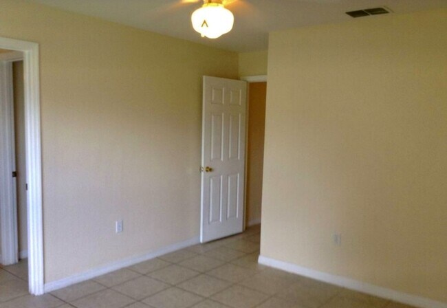 Foto del edificio - Cozy 4 Bedroom Poinciana Home