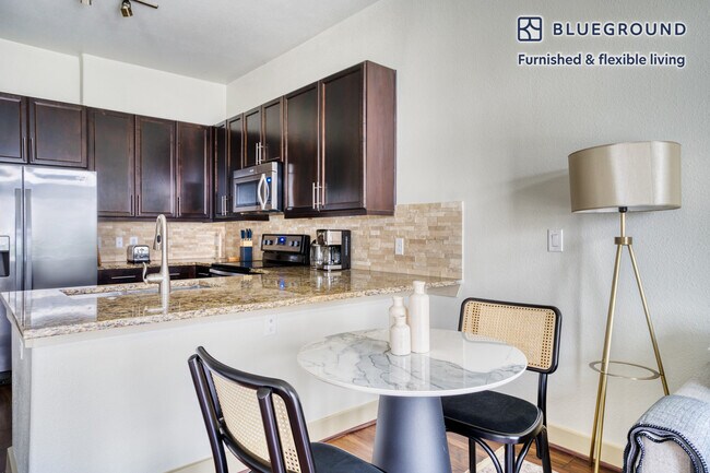 Foto del edificio - 422 W Riverside Dr