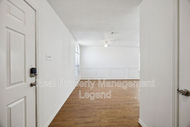 Foto del edificio - 8109 Dripping Springs Dr