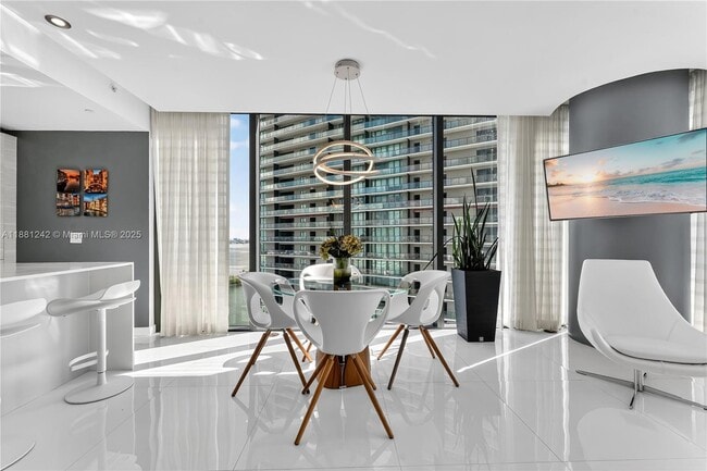Foto del edificio - 650 NE 32nd St