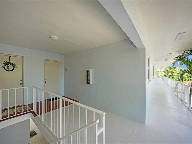 Building Photo - 207 Tropic Isle Dr