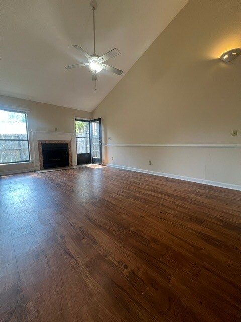 Foto del edificio - 905 E Estates Blvd
