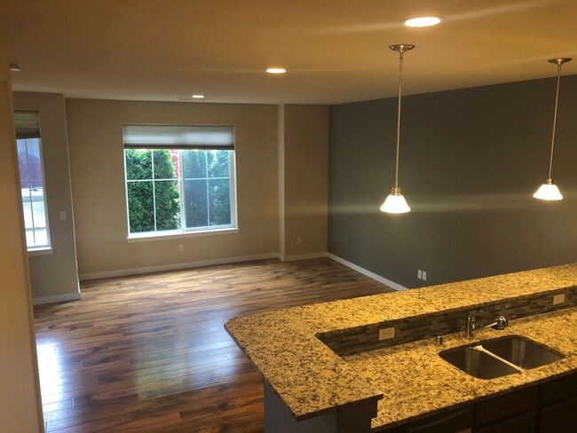 Building Photo - 3 Bed, 2.5 Bath Millcreek Townhouse New Ca...