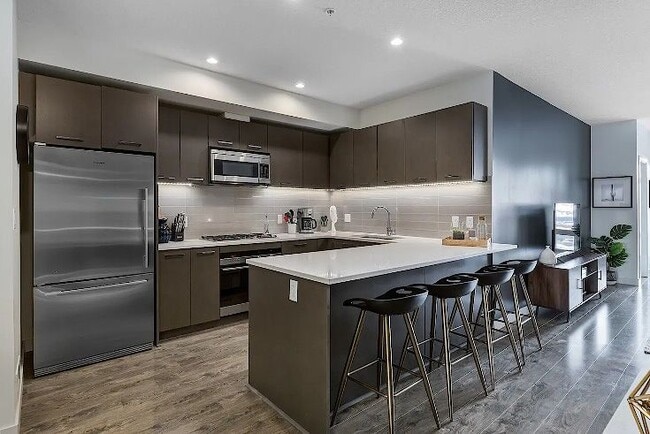 Building Photo - 323-320 20 Ave SW