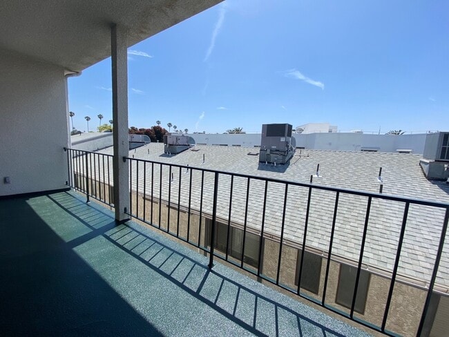 Huge Balcony With View - 832 11th St