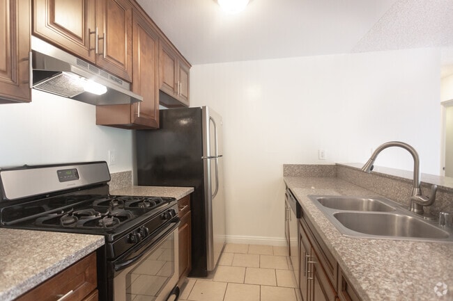 2BR,2BA- 1,020SF - Kitchen - The Alexio